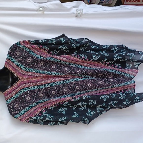 Vanity Lightweight lace Trim Cover-up/ Shrug, beautiful - Picture 3 of 8
